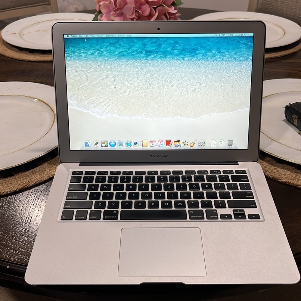MacBook! - Picture 3 of 3